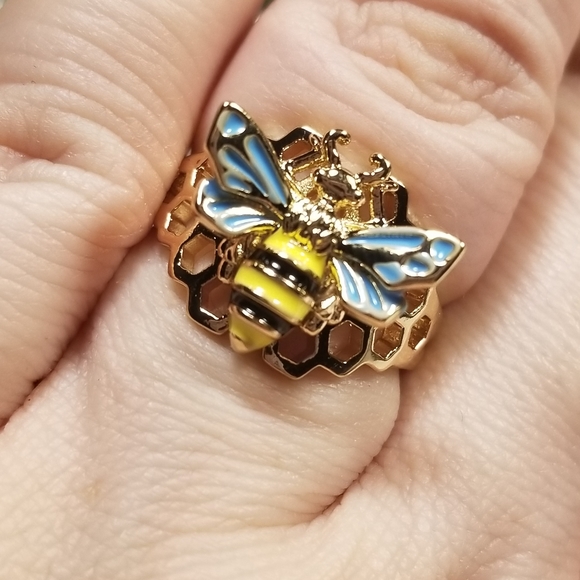 Beautiful 18k Honey Comb Bee Ring - Picture 2 of 8